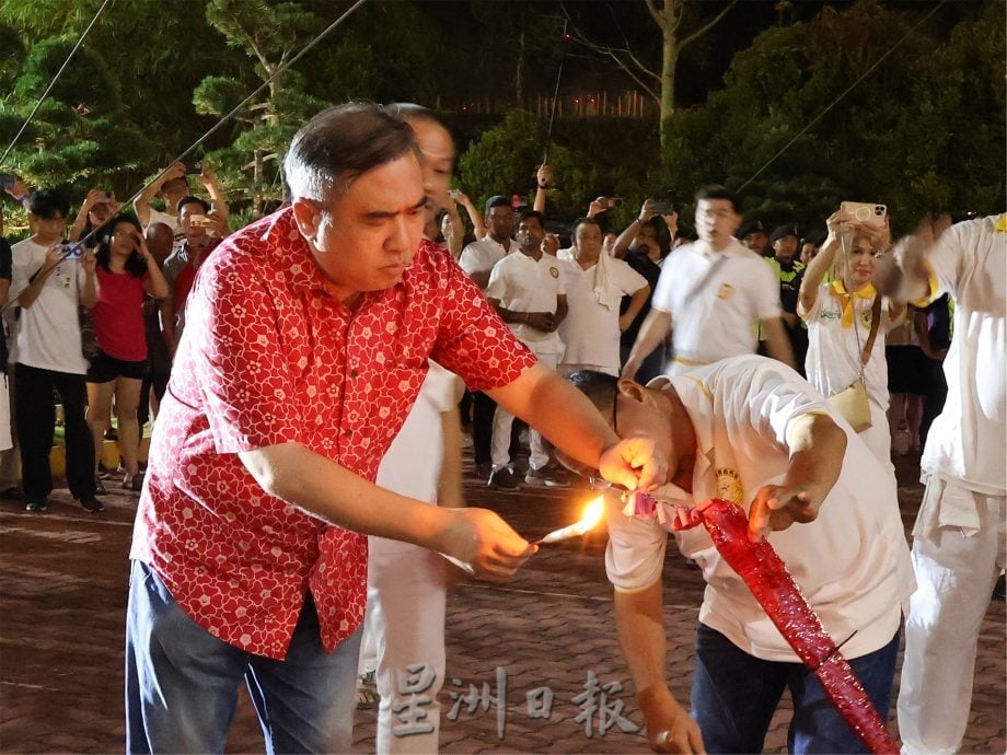 陆兆福为庇朥西天宫33尺大龙香主持点燃,吸引上万人到场观看,场面爆满。