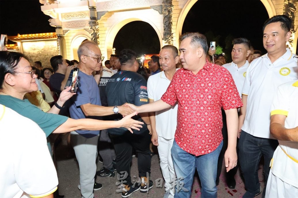 陆兆福为庇朥西天宫33尺大龙香主持点燃,吸引上万人到场观看,场面爆满。