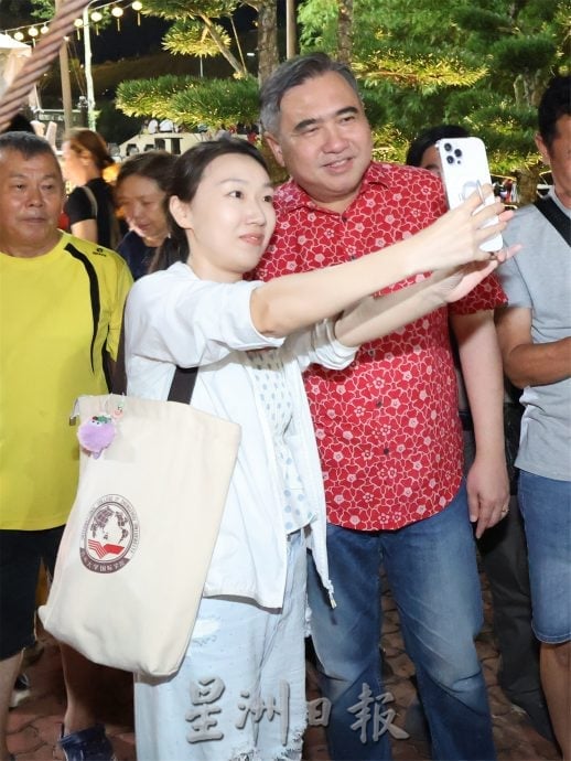 陆兆福为庇朥西天宫33尺大龙香主持点燃,吸引上万人到场观看,场面爆满。