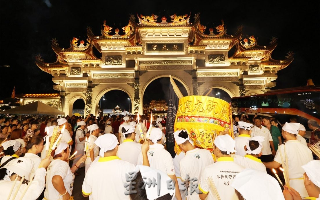 陆兆福为庇朥西天宫33尺大龙香主持点燃,吸引上万人到场观看,场面爆满。