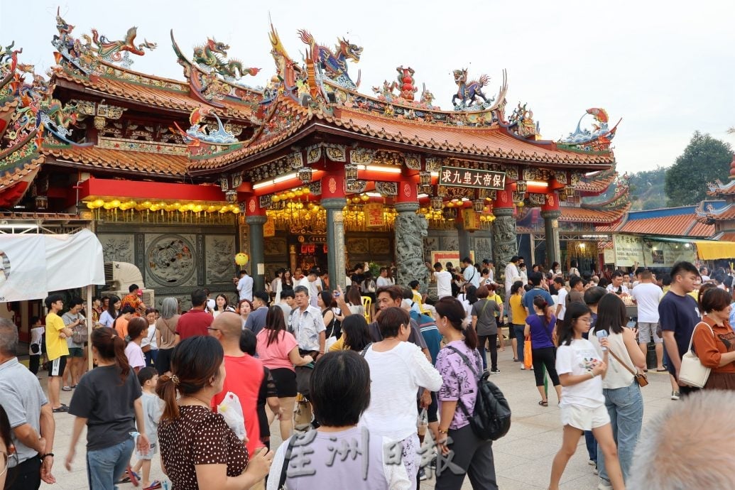 陆兆福为庇朥西天宫33尺大龙香主持点燃,吸引上万人到场观看,场面爆满。