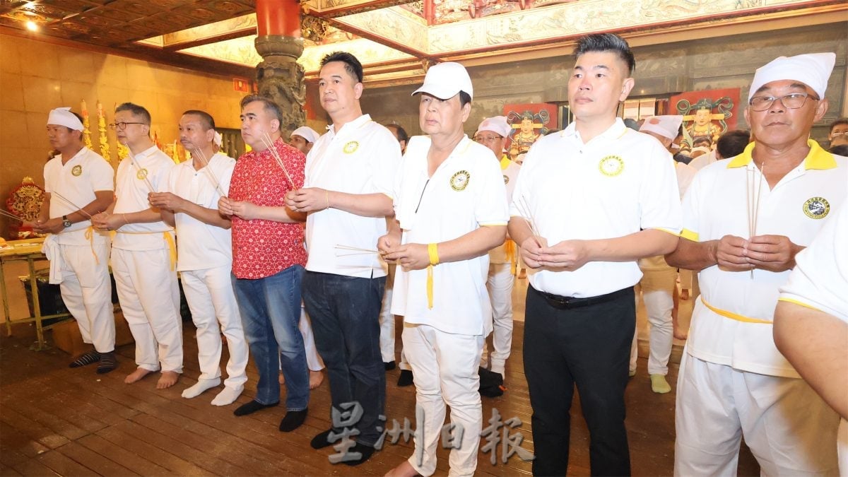 陆兆福为庇朥西天宫33尺大龙香主持点燃,吸引上万人到场观看,场面爆满。