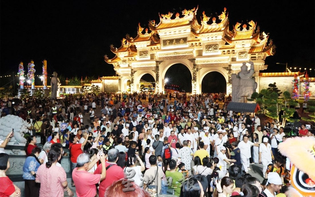 陆兆福为庇朥西天宫33尺大龙香主持点燃,吸引上万人到场观看,场面爆满。