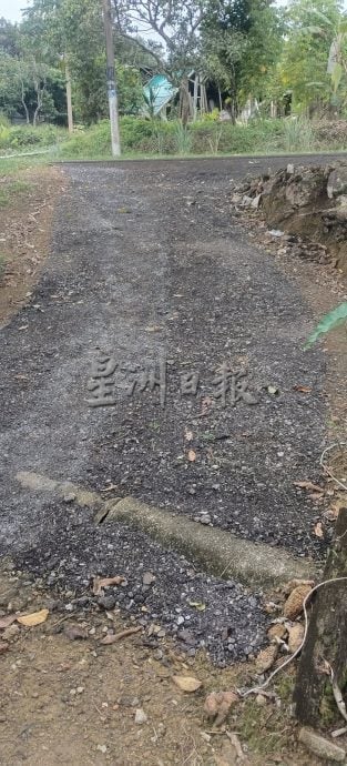 已签发 柔:士年纳新村惊传“黑心铺路党”