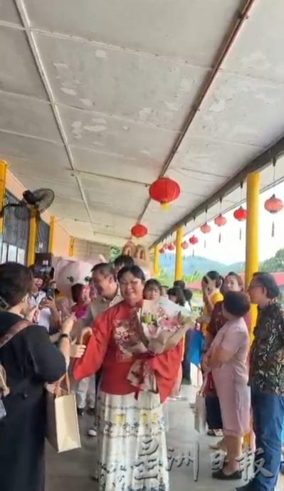 供星洲网:日叻务双溪文都华小校长许德芳 36年春风化雨光荣退休