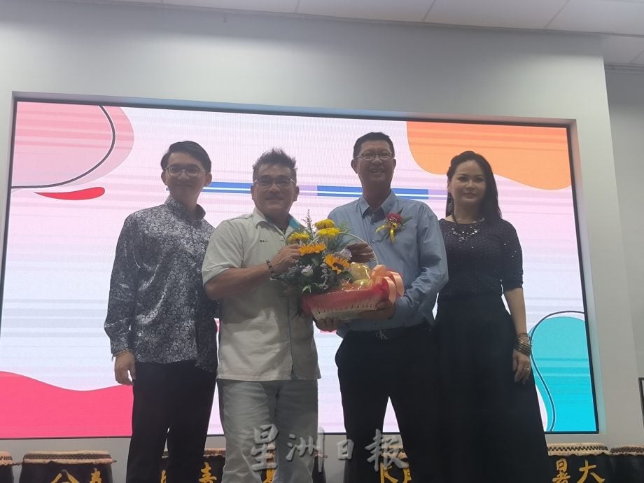 泗隆华小就职晚宴,筹获逾18万令吉图书馆提升基金