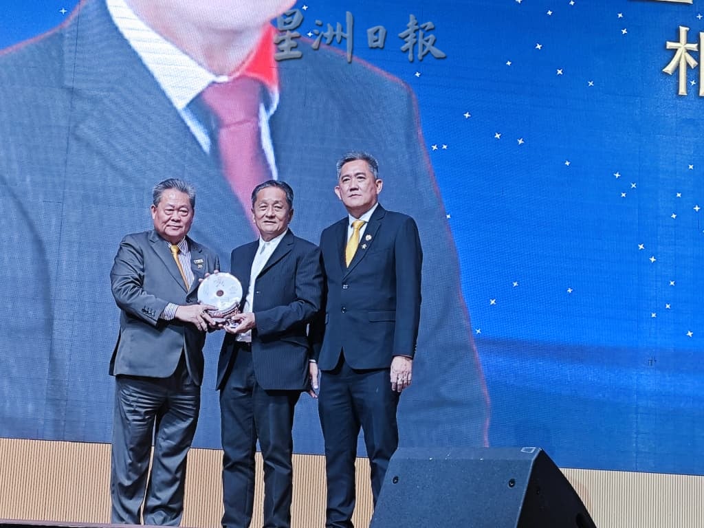(已签发)柔:**版头,2文之2**黄相敬盼东盟会议顺利进行   取得积极成果
