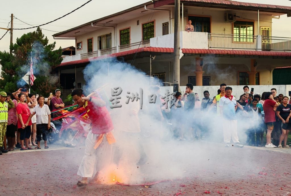 爱大华斗母宫九皇大帝神诞 逾千人参与众神出游求平安