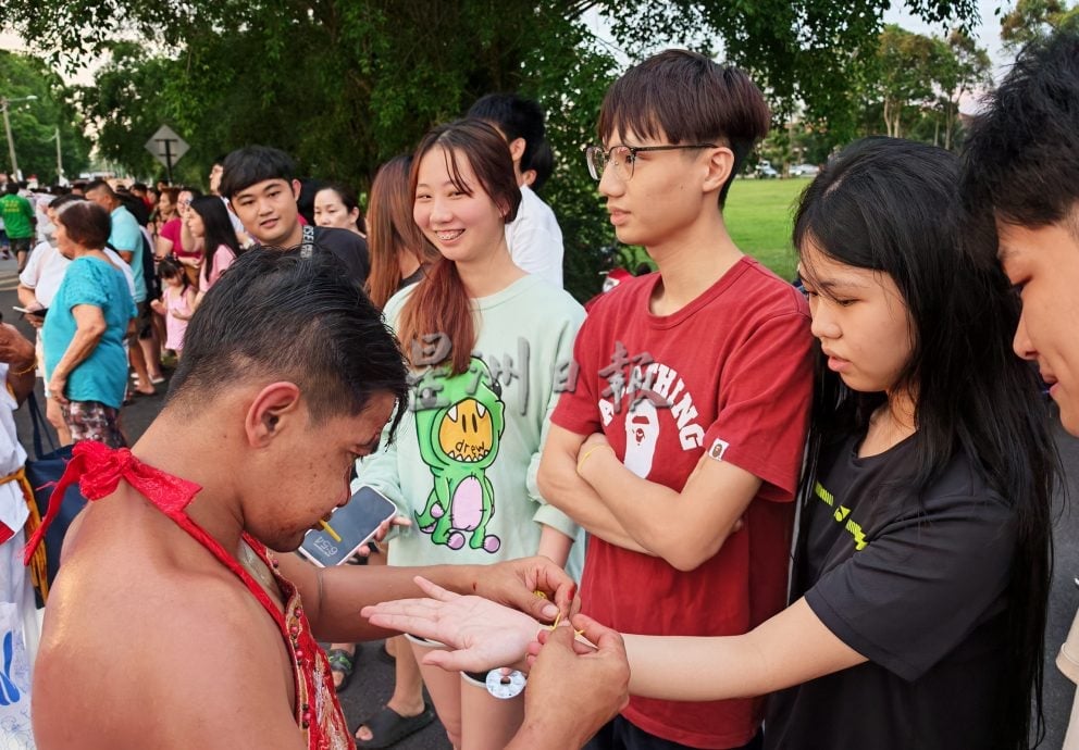 爱大华斗母宫九皇大帝神诞 逾千人参与众神出游求平安