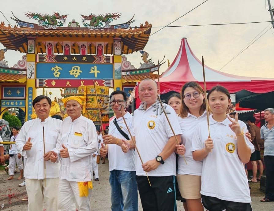 爱大华斗母宫九皇大帝神诞 逾千人参与众神出游求平安