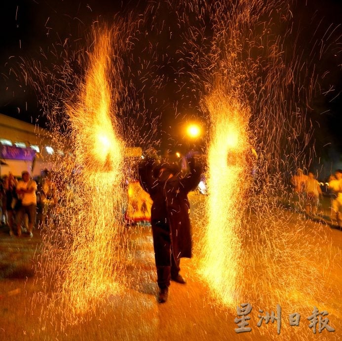 牙也三皇宫九皇大帝巡游 锣鼓喧天热闹壮观