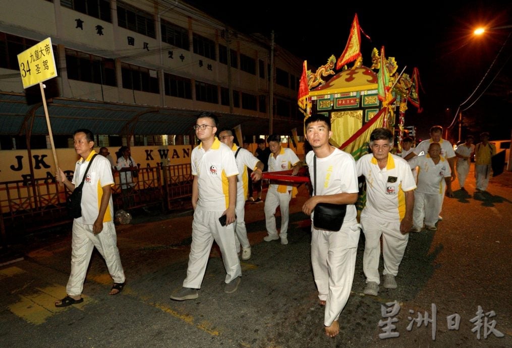 牙也三皇宫九皇大帝巡游 锣鼓喧天热闹壮观