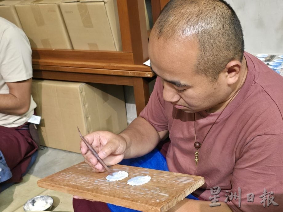 (古城第二版主文)第16届大马噶举祈愿大法会 3大7小“垛马”手工细腻,令人赞叹