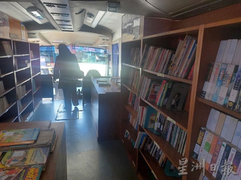 (古城第三版主文)蕴藏知识宝库的流动图书馆 供给郊区孩童和成人精神粮食