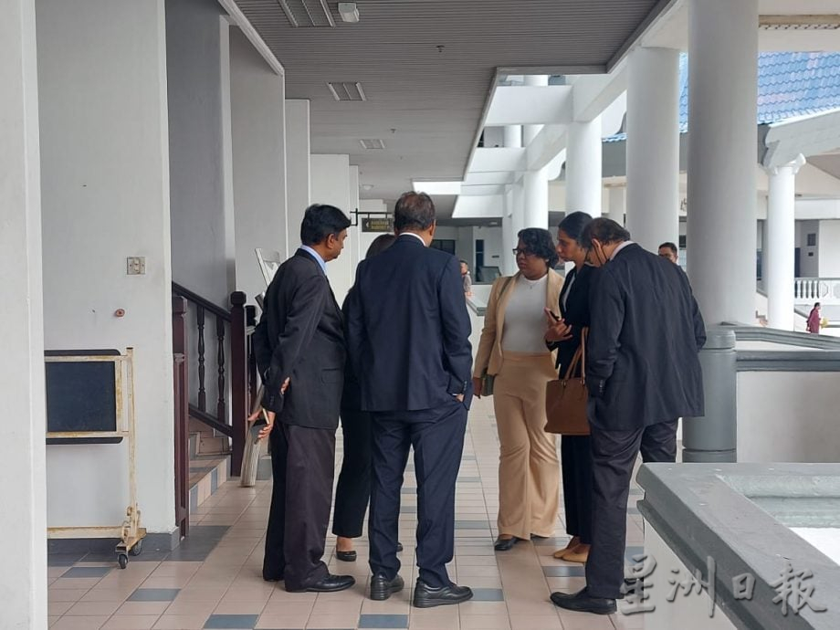 （古城版）三名马尼帕大学学院管理层涉嫌发出内容不实电邮导致一名学生感到名誉受损案件,定在12月8日过堂