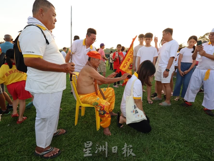 瓜拉庇朥九皇大帝出巡盛典 人潮涌动掀起最热闹夜