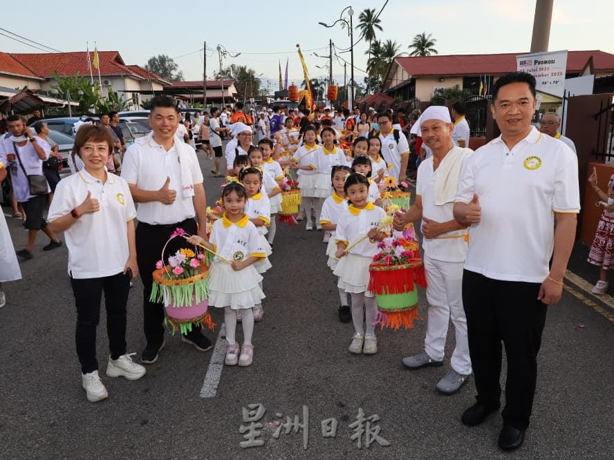 瓜拉庇朥九皇大帝出巡盛典 人潮涌动掀起最热闹夜