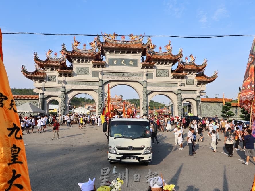 瓜拉庇朥九皇大帝出巡盛典 人潮涌动掀起最热闹夜