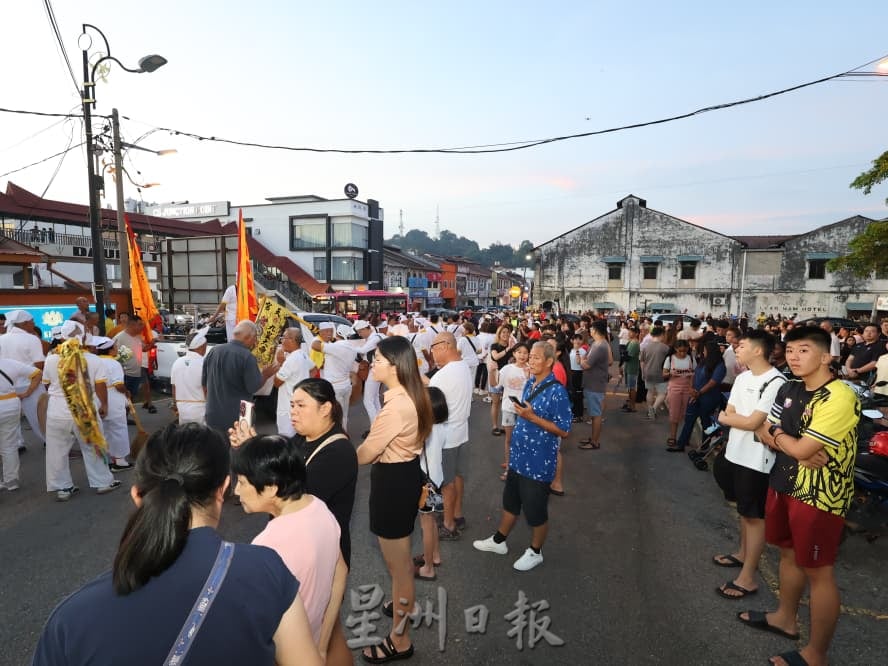 瓜拉庇朥九皇大帝出巡盛典 人潮涌动掀起最热闹夜