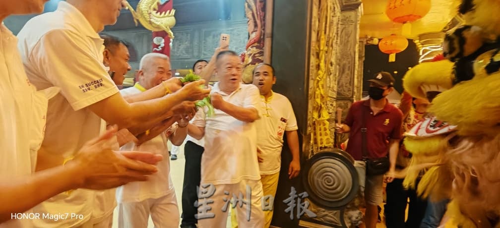 关丹斗母宫庆九王爷诞，建造行舞狮跳桩表演技惊四座。