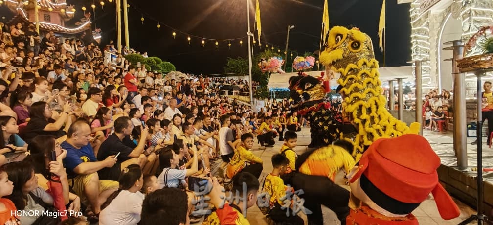 关丹斗母宫庆九王爷诞，建造行舞狮跳桩表演技惊四座。