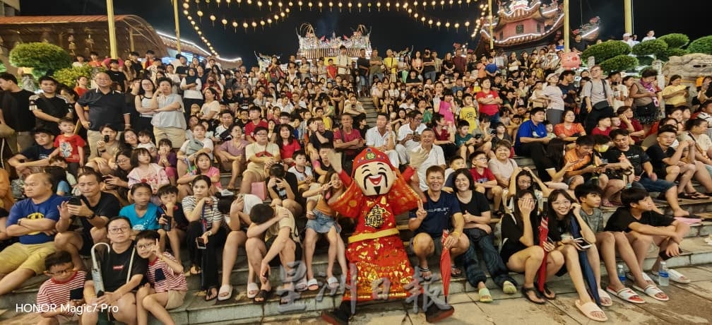 关丹斗母宫庆九王爷诞，建造行舞狮跳桩表演技惊四座。