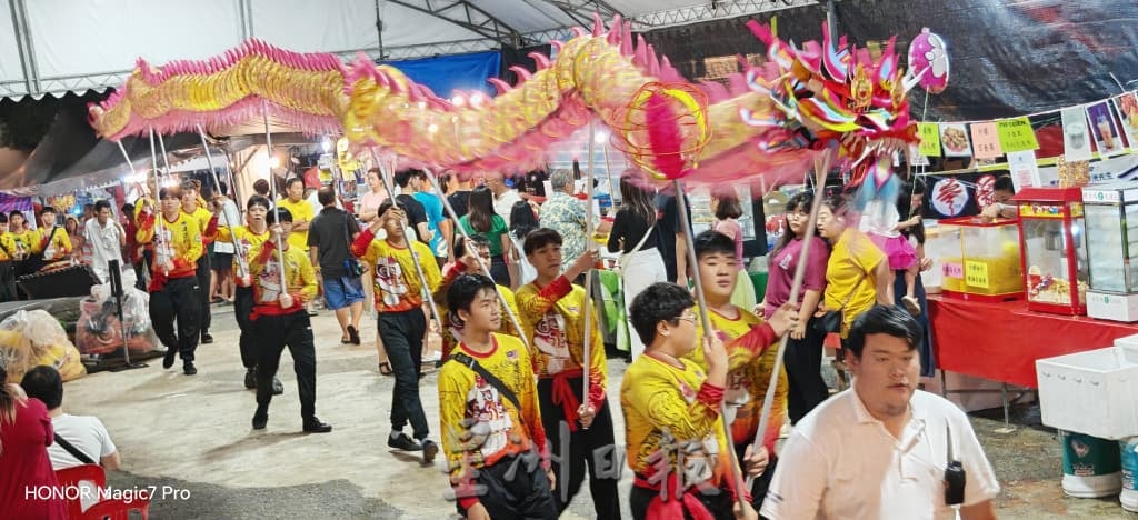 关丹斗母宫庆九王爷诞，建造行舞狮跳桩表演技惊四座。