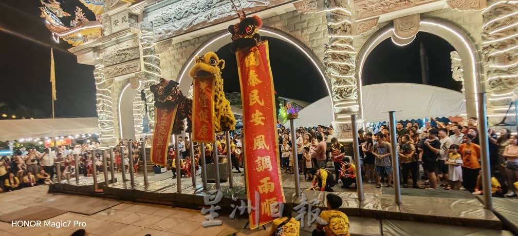 关丹斗母宫庆九王爷诞，建造行舞狮跳桩表演技惊四座。