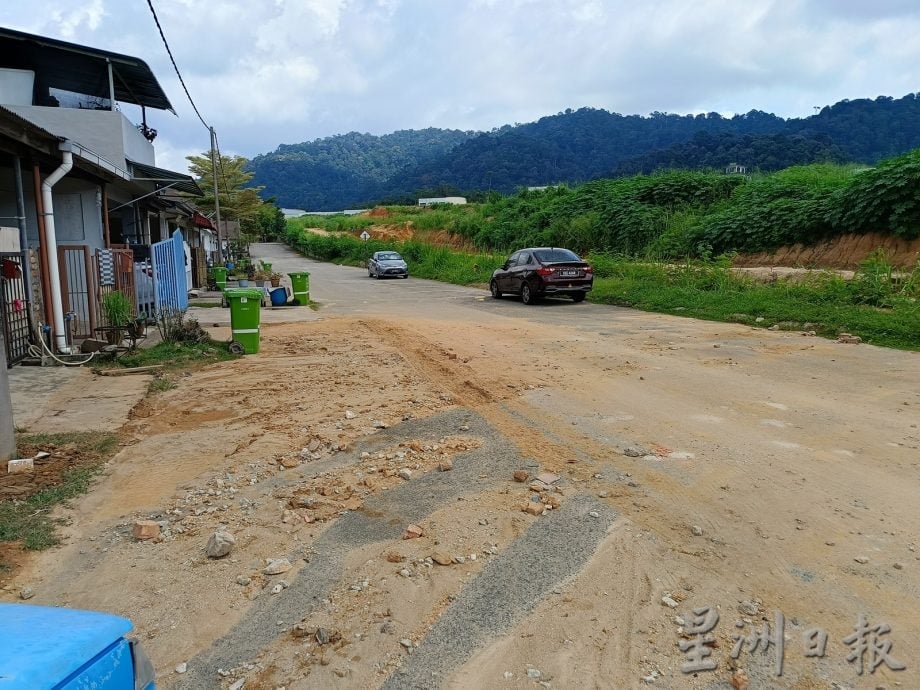东:(已签发)连场雨水 建筑工地泥水涌到民宅区门前