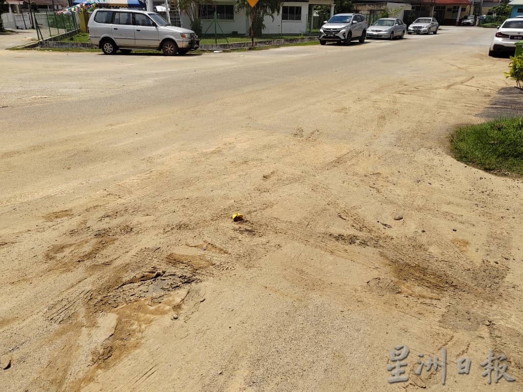 东:(已签发)连场雨水 建筑工地泥水涌到民宅区门前