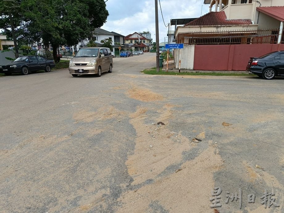 东:(已签发)连场雨水 建筑工地泥水涌到民宅区门前