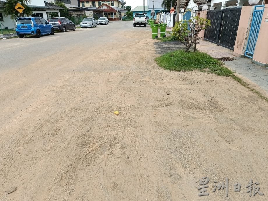 东:(已签发)连场雨水 建筑工地泥水涌到民宅区门前