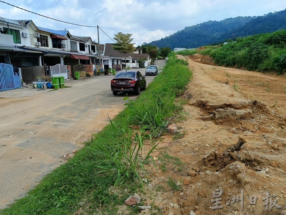 东:(已签发)连场雨水 建筑工地泥水涌到民宅区门前