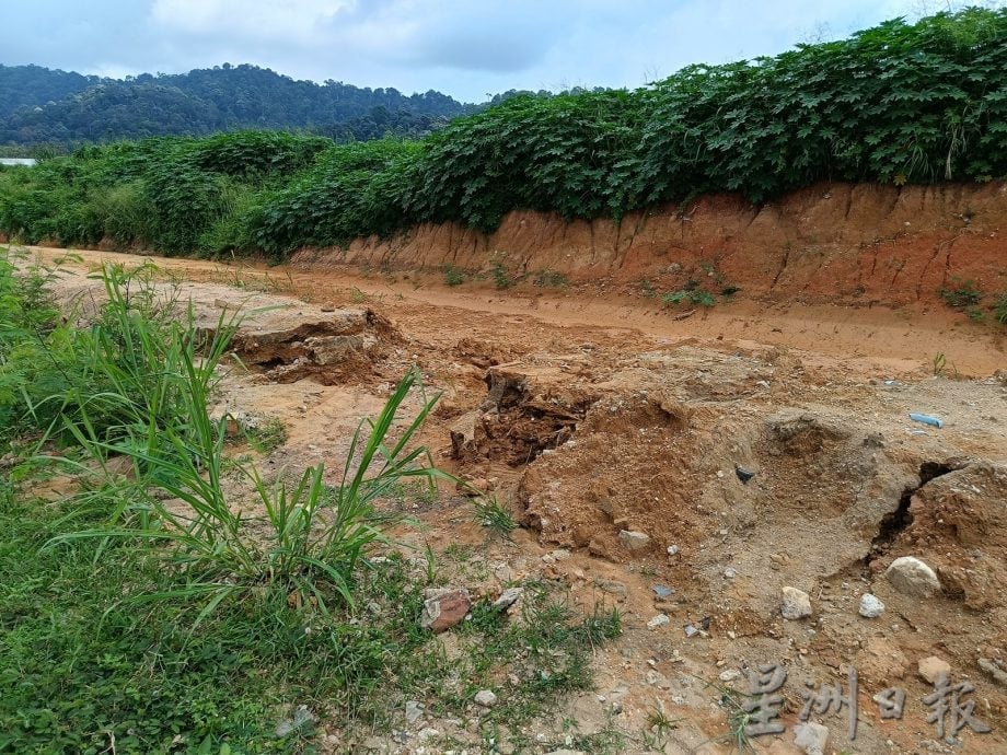 东:(已签发)连场雨水 建筑工地泥水涌到民宅区门前