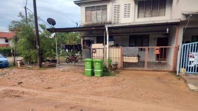连场雨水 建筑工地泥水涌到民宅门前 居民促解决