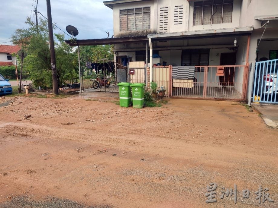 东:(已签发)连场雨水 建筑工地泥水涌到民宅区门前