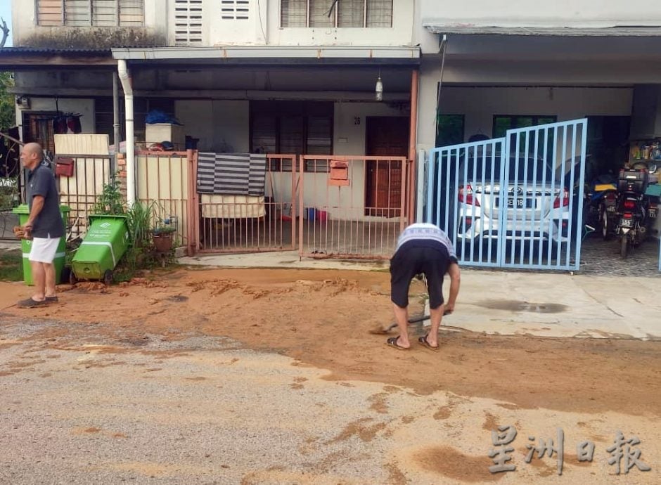 东:(已签发)连场雨水 建筑工地泥水涌到民宅区门前