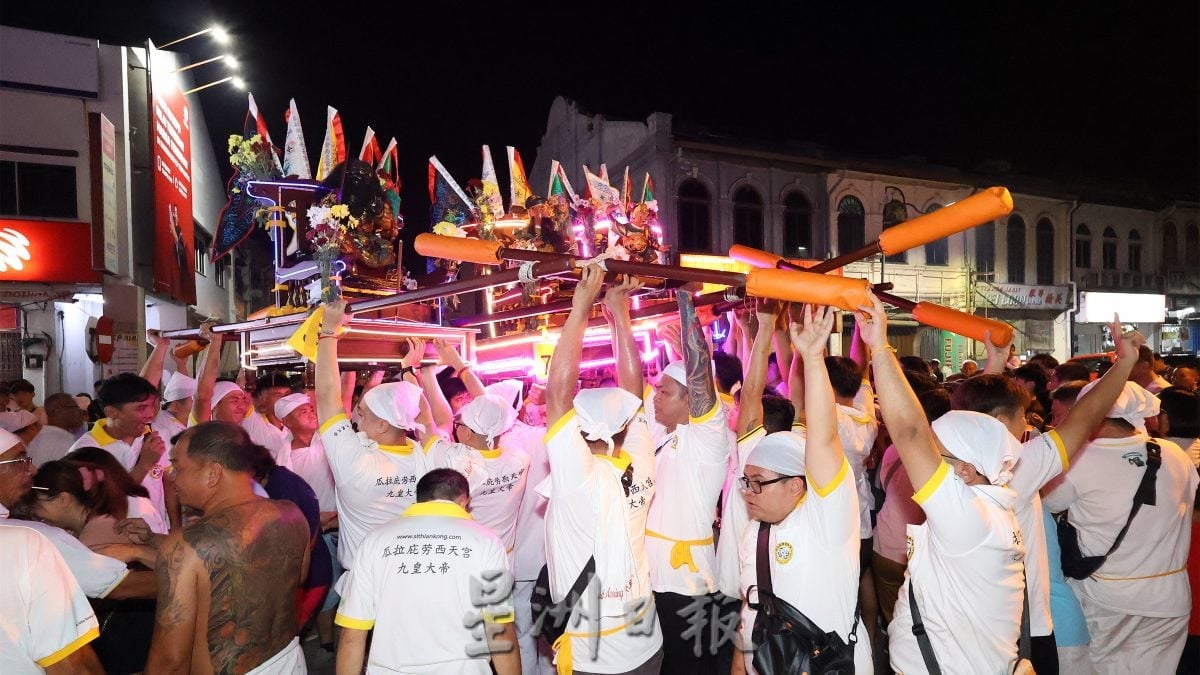 庇朥西天宫九皇大帝圣驾游境热闹 花童提灯点亮老街回忆