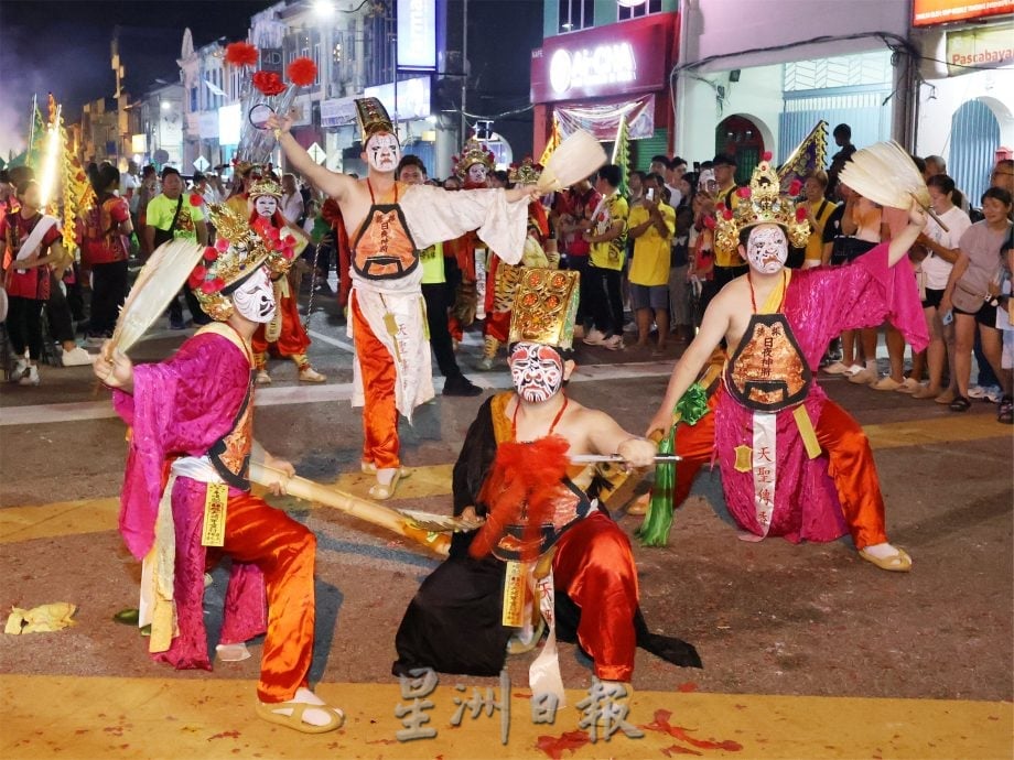 庇朥西天宫九皇大帝圣驾游境热闹 花童提灯点亮老街回忆