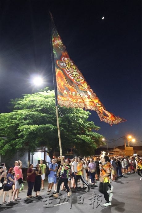 庇朥西天宫九皇大帝圣驾游境热闹 花童提灯点亮老街回忆