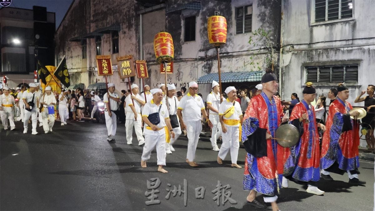 庇朥西天宫九皇大帝圣驾游境热闹 花童提灯点亮老街回忆