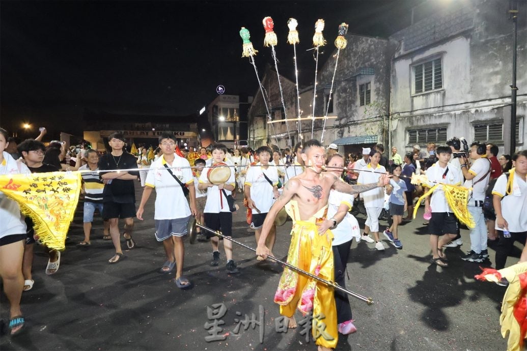 庇朥西天宫九皇大帝圣驾游境热闹 花童提灯点亮老街回忆