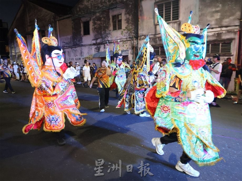 庇朥西天宫九皇大帝圣驾游境热闹 花童提灯点亮老街回忆