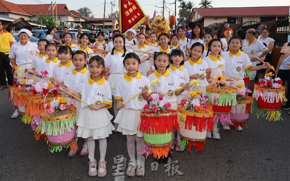 庇朥西天宫九皇大帝圣驾游境热闹 花童提灯点亮老街回忆