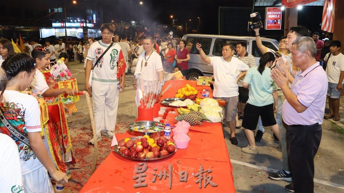 庇朥西天宫九皇大帝圣驾游境热闹 花童提灯点亮老街回忆