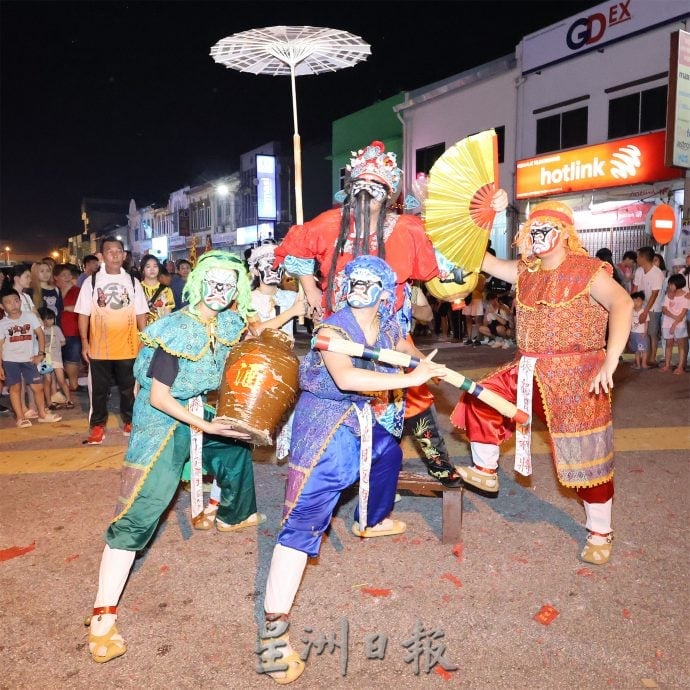 庇朥西天宫九皇大帝圣驾游境热闹 花童提灯点亮老街回忆