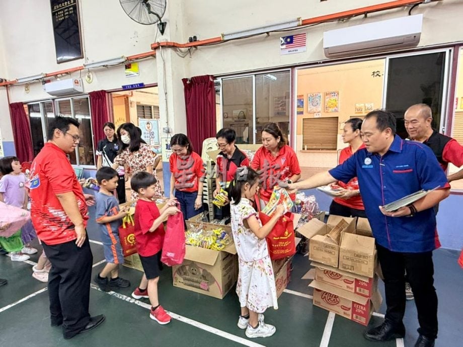 启华小学儿童节笑声满校园 恐龙模型制作寓教于乐添意义