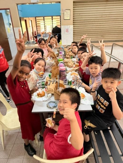 启华小学儿童节笑声满校园 恐龙模型制作寓教于乐添意义