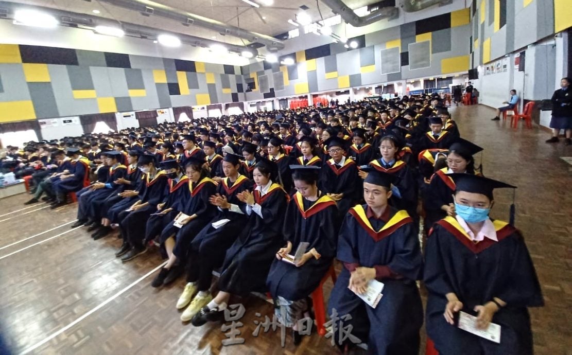 大都会/加影育华中学毕业典礼,曾贵秋勉励毕业生遇到挫折时不要放弃