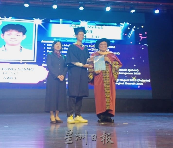 大都会/加影育华中学毕业典礼,曾贵秋勉励毕业生遇到挫折时不要放弃